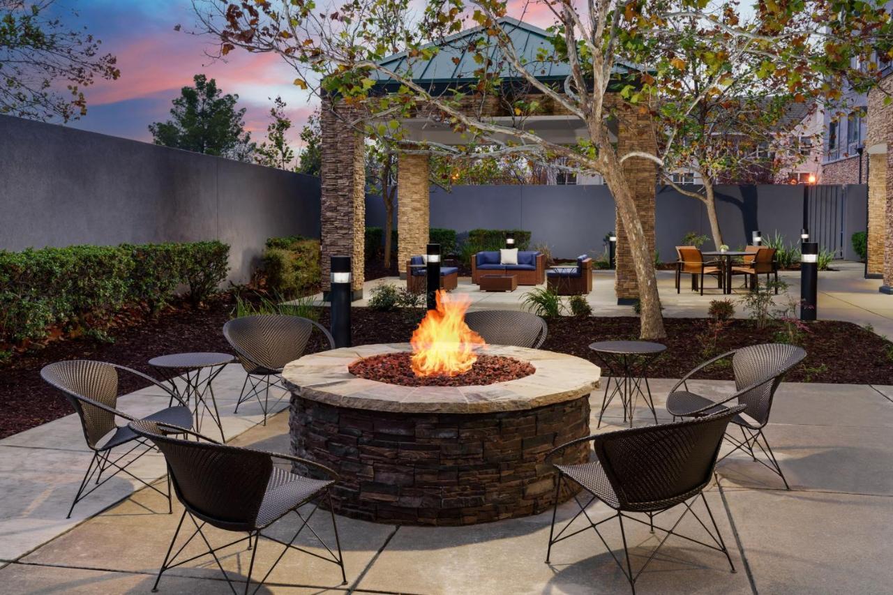 Courtyard By Marriott Sacramento Folsom Hotell Exteriör bild